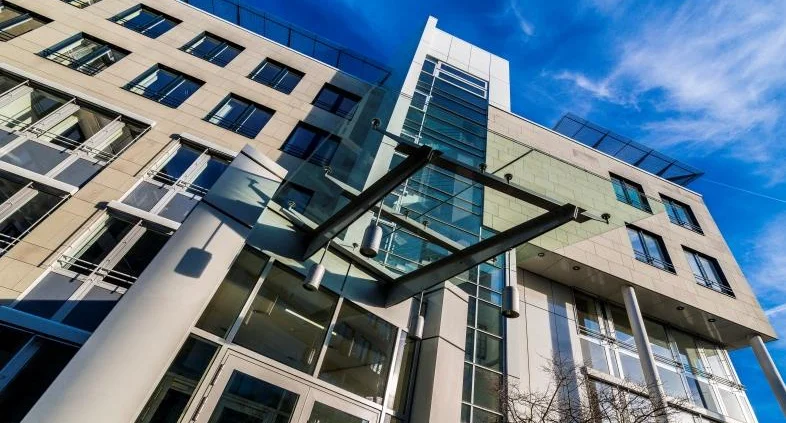 Das Bild zeigt das Bürogebäude von BBX-Consulting in der Martin-Behaim-Straße in Neu-Isenburg.