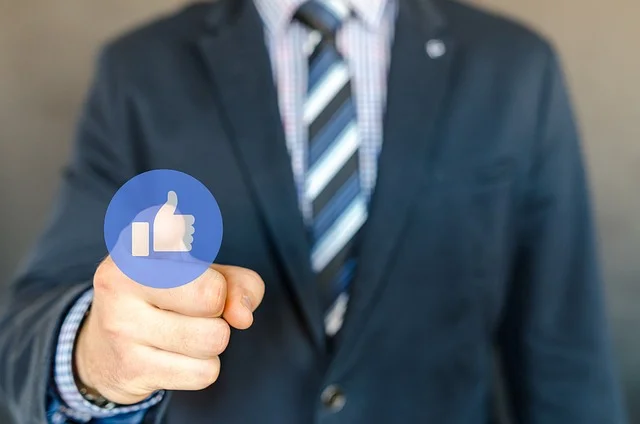 Geschäftsmann mit Daumen nach oben als Symbol für erfolgreiche Zusammenarbeit und IT-Excellence mit BBX-Consulting.